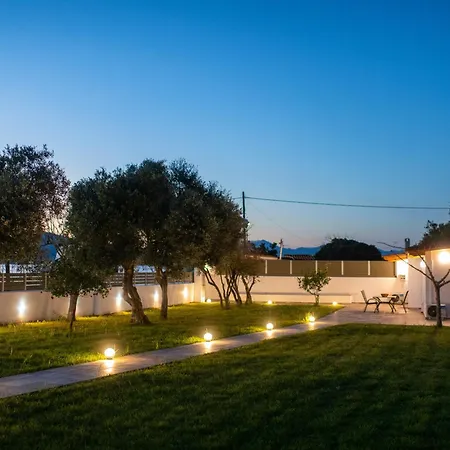 House By The Sea * Aigio